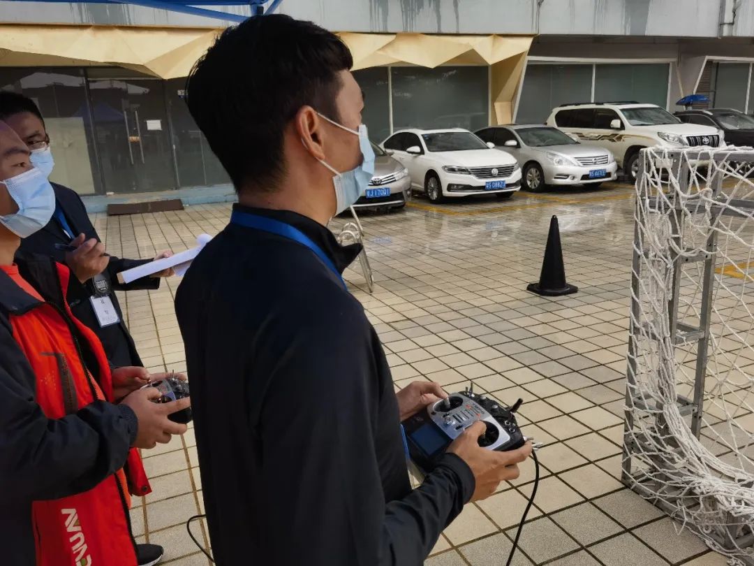 �������˻��ɿ�ʦ�����������ڷɣ�